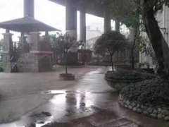 重庆东和湾涉外公寓游泳池和花园被强拆